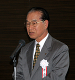 講師紹介をする奥村・大会実行委員