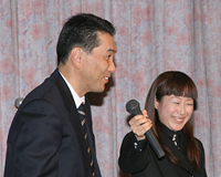 便利な機能を紹介する三谷･委員