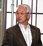 賞品を授与する竹村・連合会副会長