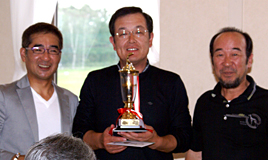 単位会優勝の四国会の3名（左から佐藤、日下、森内先生）