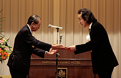 単位会表彰を受ける中原・北海道会会長、プレゼンターは、平川・連合会会長