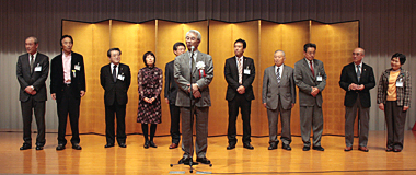 次期大会へのお誘いをする竹村  達也･東北会会長と東北会から参加の先生方