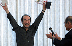 優勝の森内昭雄・先生(四国会)・プレゼンター/永松顧問