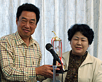 単位会対抗戦優勝の中国会(加藤創一郎先生・間嶋昌俊先生・河本しげこさん)
