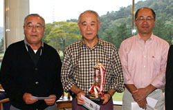 単位会優勝の東北会の3名（左から志賀、草野、鈴木･先生）