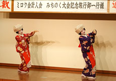 踊りを披露する相馬楼の芸子さん