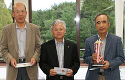 単位会優勝の中部会の3名(左から林、山内、三浦 会員)