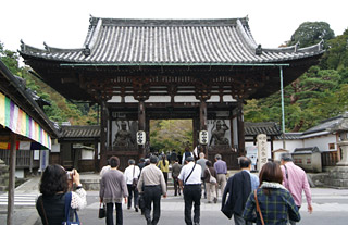 「石山寺東大門」にて