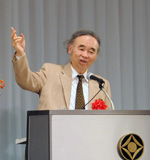 講演される藤原正彦お茶の水女子大学名誉教授