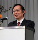 謝辞と閉会の言葉を述べる尾谷副委員長