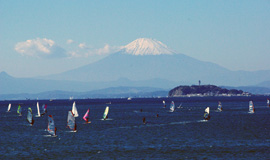 地元の人もびっくり「逗子マリーナから望む富士山」